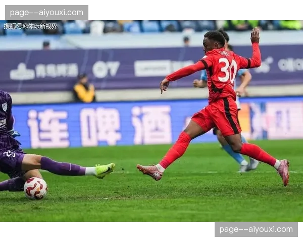 上海海港颜骏凌失误送礼 门将位置轮换可能性引发讨论