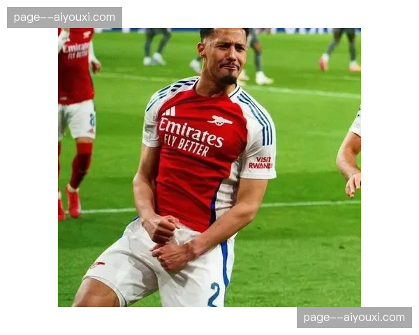 阿森纳边后卫内收填充中场空间，边路宽度完全交给边锋拉开